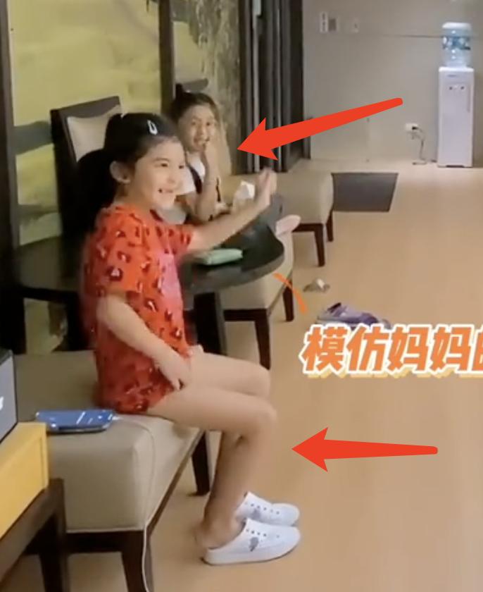 波妞的笑脸，欢乐日常与真挚友情的瞬间记录