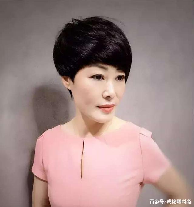 40岁女性短发新潮流，探寻内心平静的时尚之旅